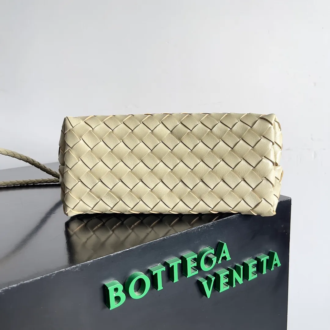 The 2023 new Andiamo batch of 1860 BV has been shipped‼ ️Really popular🔥The new Andiamo woven handbag launched by Bottega Veneta this season is really popular all over the world! ! Celebrities at home and abroad have worn it, and Oscar-winning actress Michelle Yeoh has taken it out on the street. Song Jia, Trai Yara, Yu Feihong, Sanji Ayaka, Rosie Hunting-Whiteley, Yoshioka Riho, etc. have all picked up this bag. It is classic and versatile, showing off its temperament, and the bag capacity is also large, which is very convenient for daily commuting! ! A variety of carrying methods, the shoulder straps can be adjusted by yourself, the original lambskin feels soft and delicate, and the neutral style is made to break gender boundaries and bring a more practical and longer-lasting use experience. Andiamo, which has both elegant and casual styles, perfectly interprets the true appearance of "fashionable old money style". Style number: 743568 Size: 25*22*10.5cm
